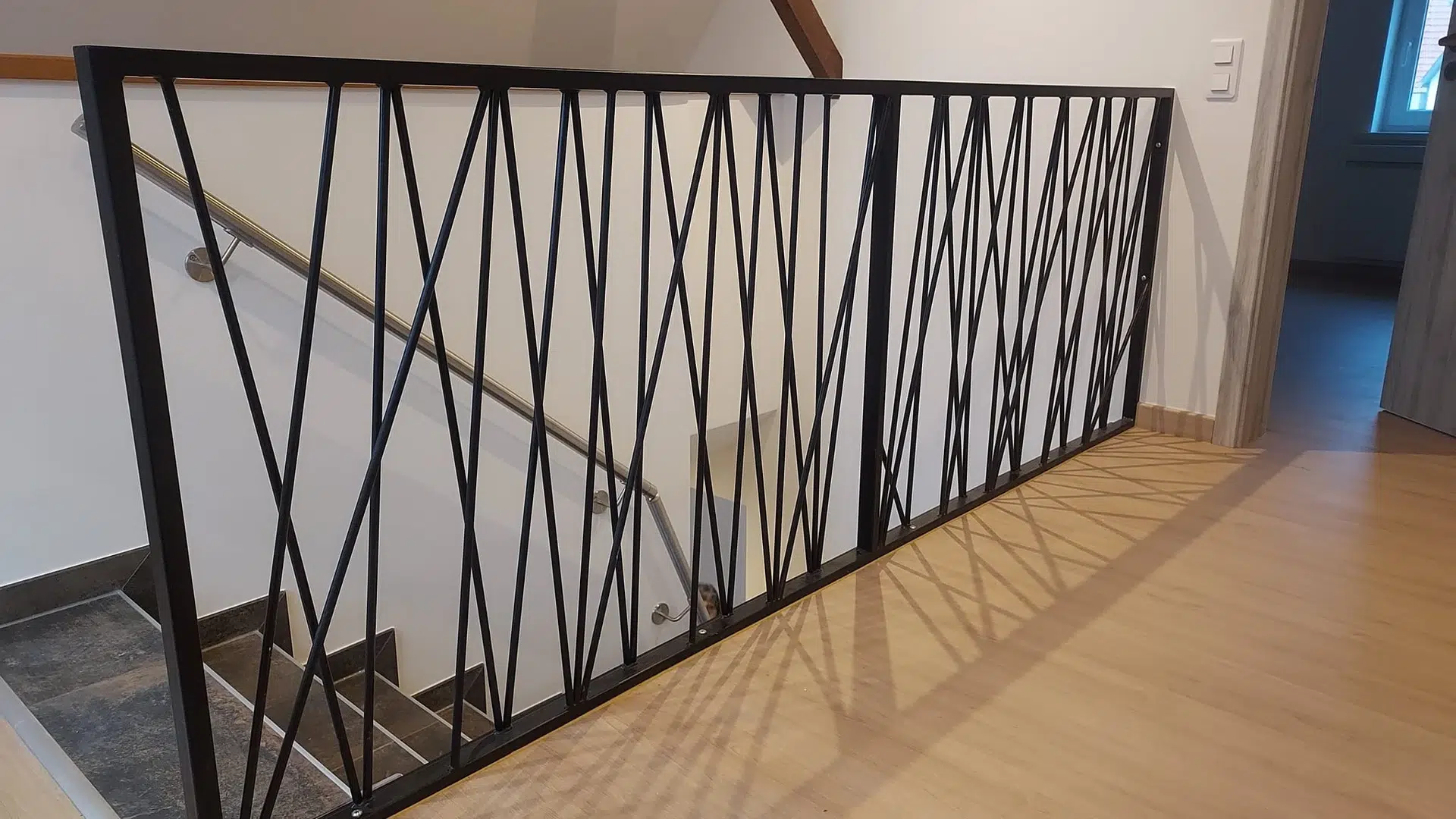 Barrière noire devant escalier