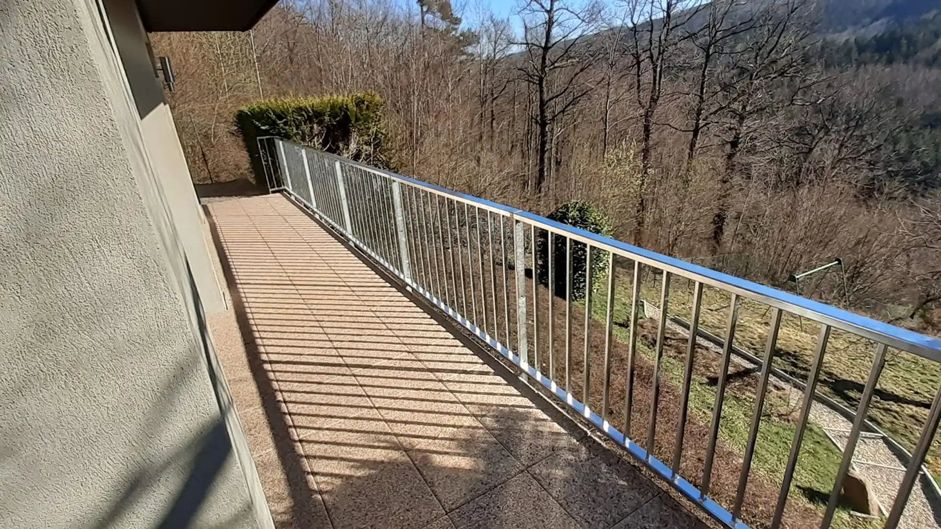 Balcon avec vue sur forêt en hiver