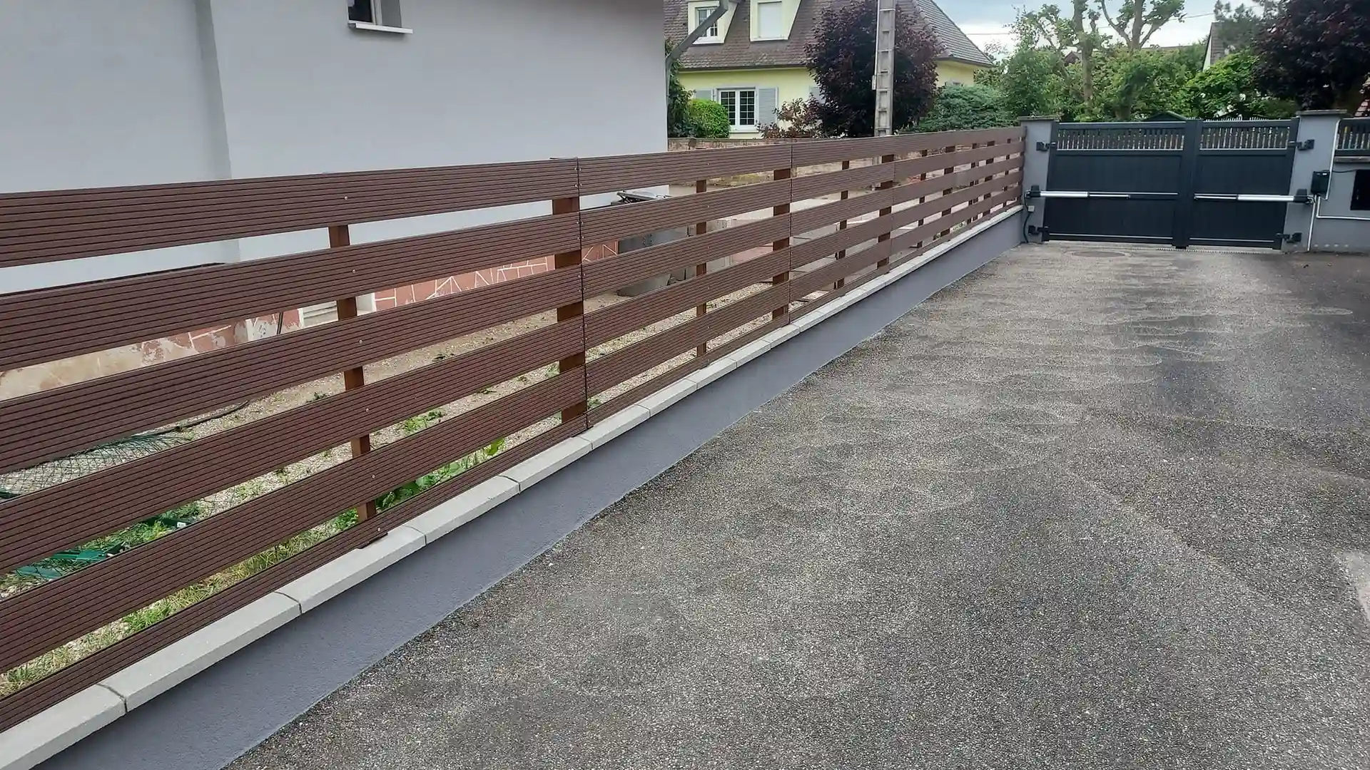 Clôture en bois moderne devant une maison