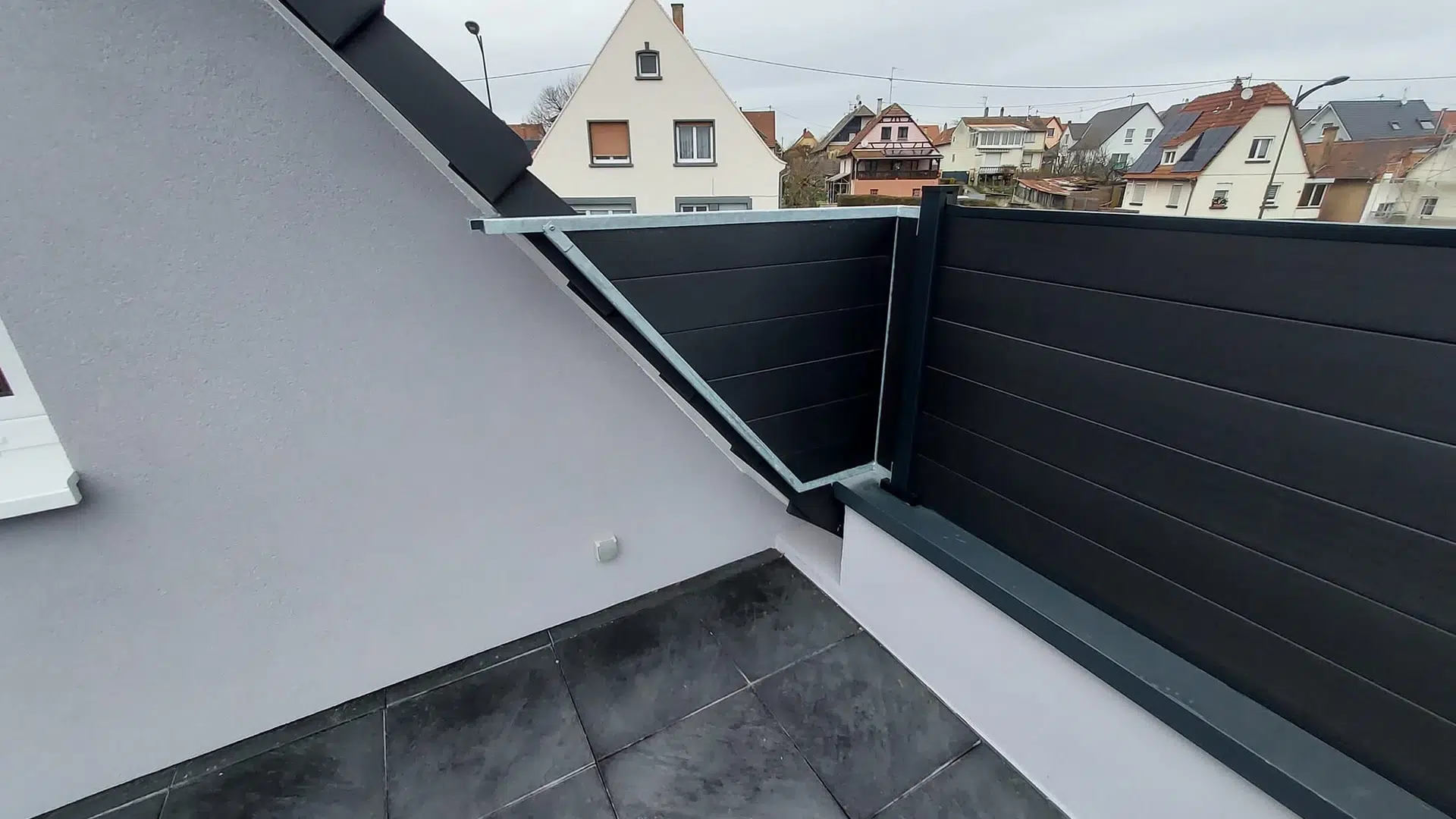 Balcon moderne avec vue sur les maisons