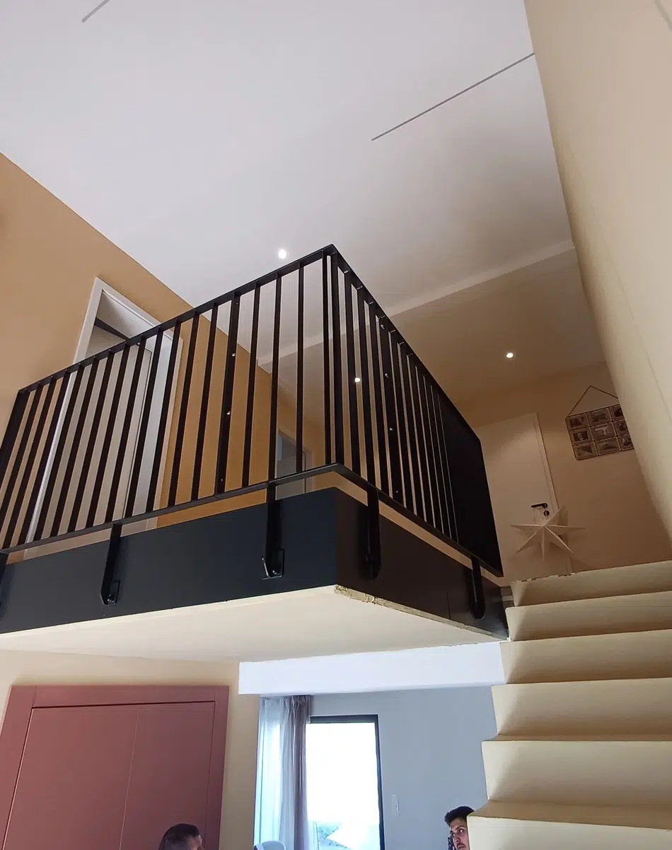 Mezzanine avec garde-corps moderne