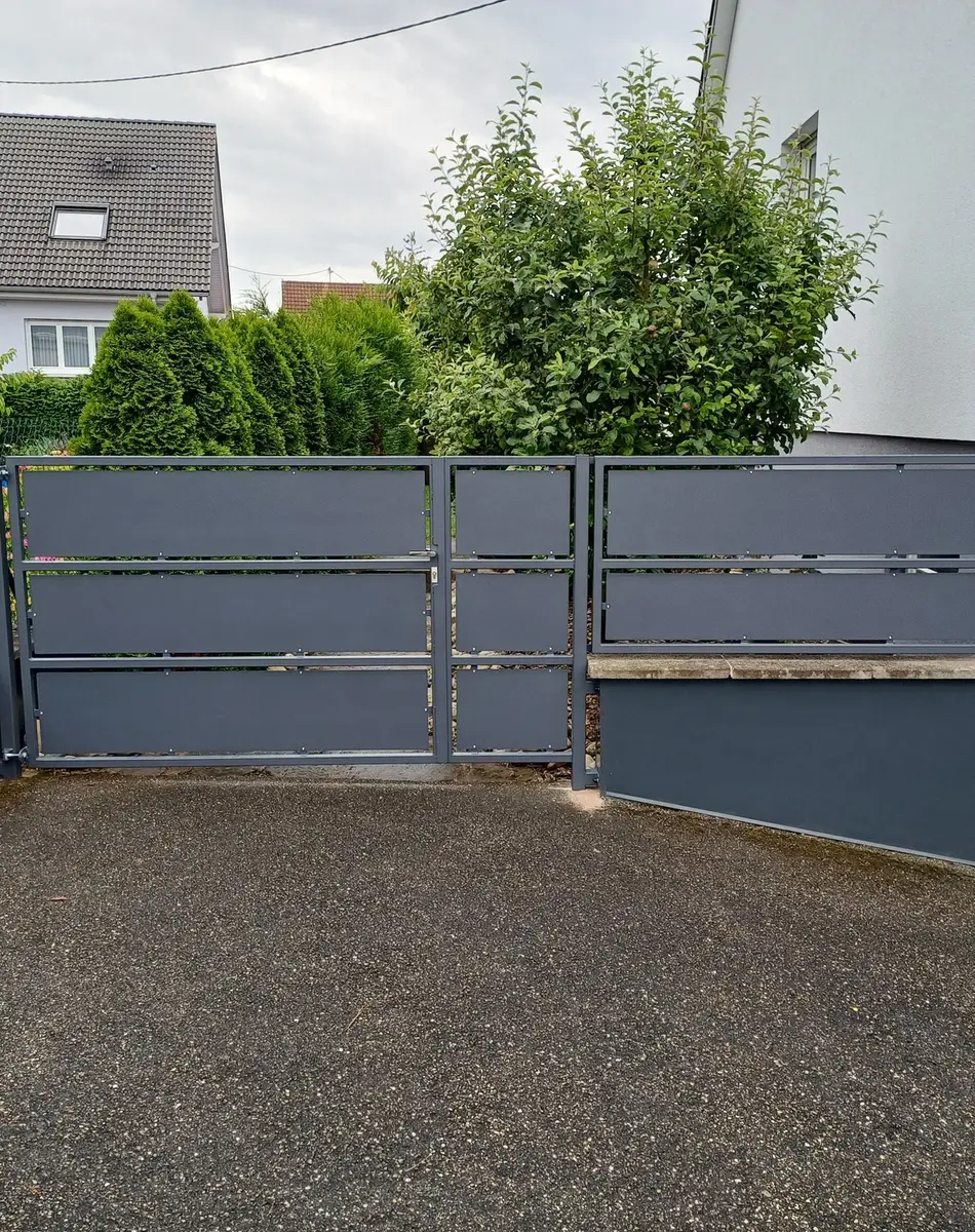 Portail métallique moderne devant maison