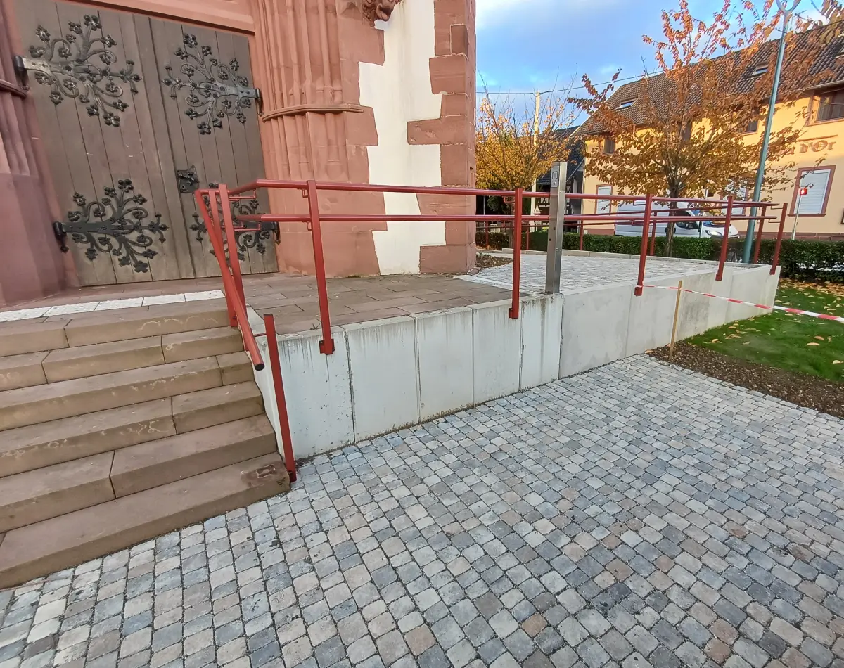 Rampe d'accès et escaliers vers une porte