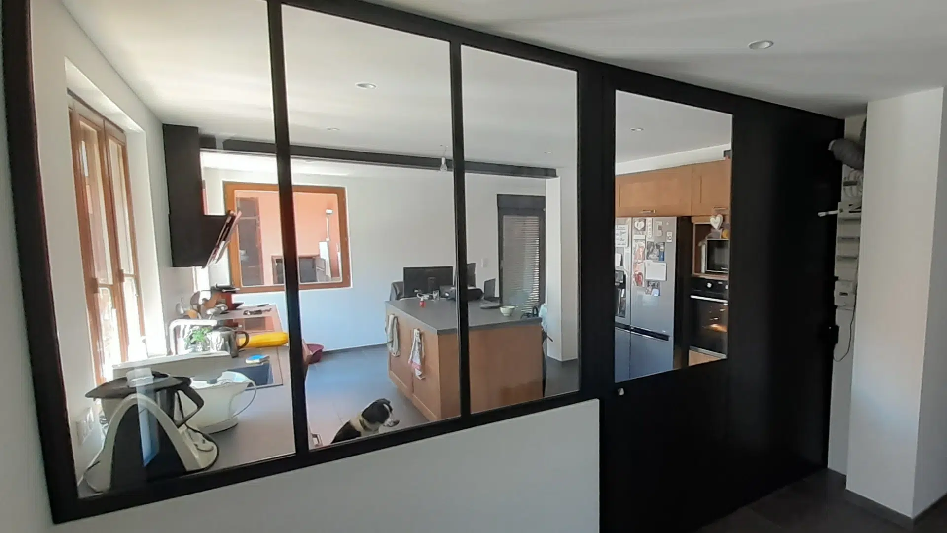 Cuisine moderne avec cloison vitrée