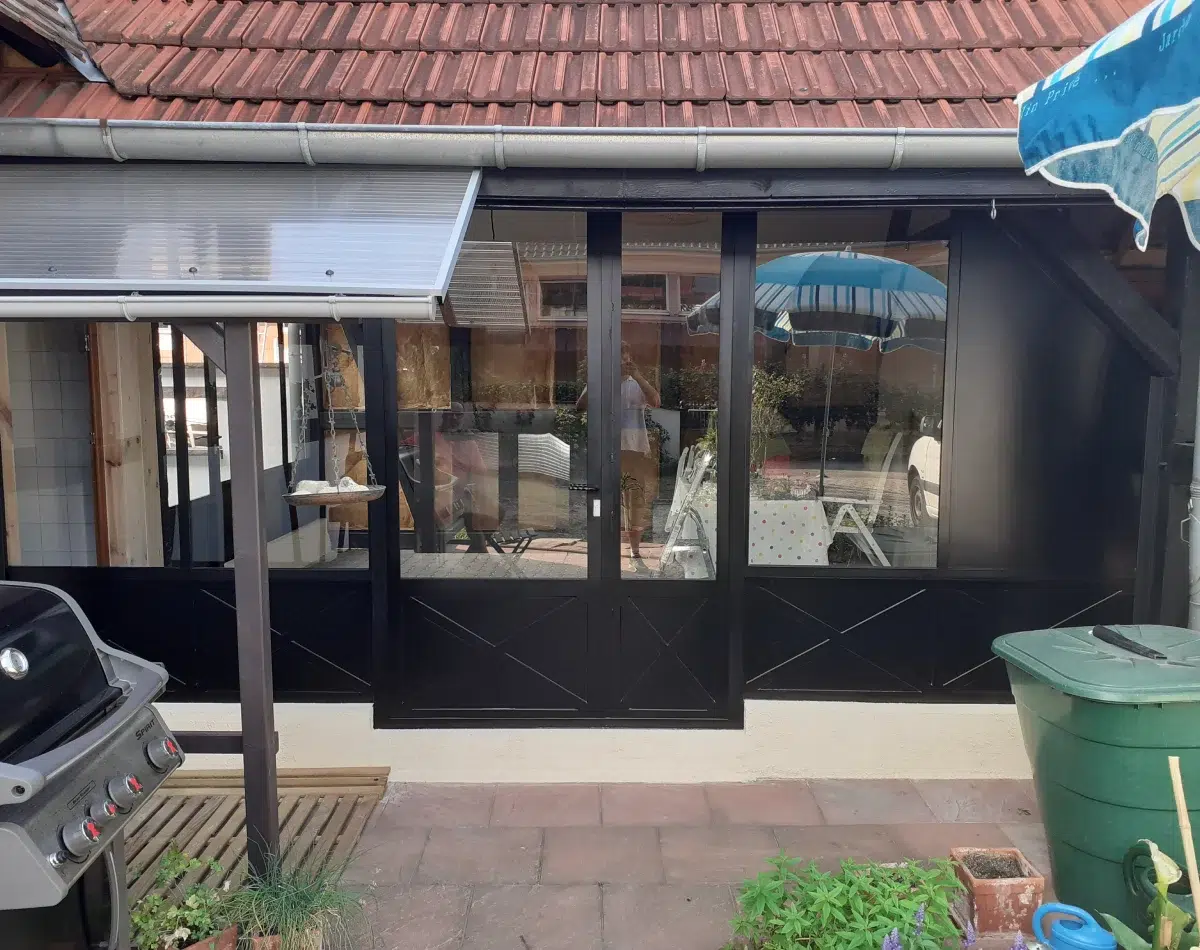 Terrasse avec baie vitrée et barbecue