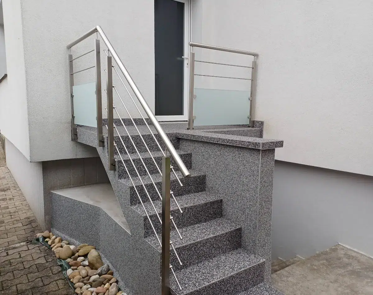 Escalier moderne avec garde-corps en métal